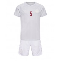 Fotballdrakt Barn Danmark Joakim Maehle #5 Bortedraktsett VM 2022 Kortermet (+ Korte bukser)